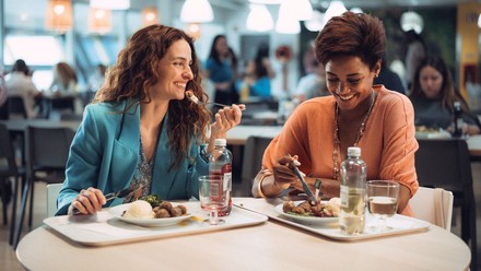 Zwei Frauen essen in einem Ikea-Restaurant