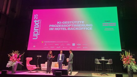 Lucas Labbow und Julian Tomann auf der Bühne des upnxt-Festivals