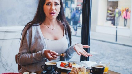 Frau sieht verdutzt in die Kamera