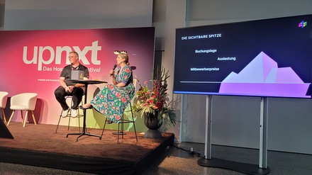 Jan Hölper und Sina Niedermaier bei ihrem Vortrag