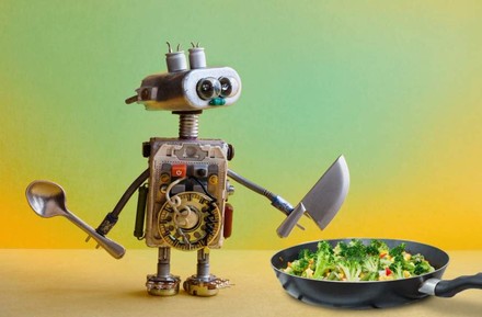 Ein Steampunkroboter steht neben einer Pfanne mit Essen