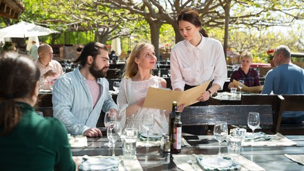 Gäste sitzen im Außenbereich eines Restaurants