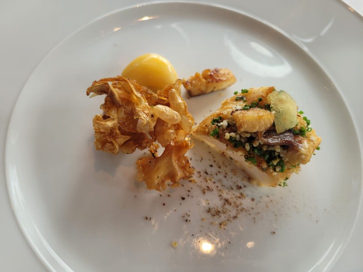 Gang 4 beim Lunch: Medaillon vom Seeteufel mit Kabayaki-Lack und Sansho-Pfeffer, Jus von geschmortem Seeteufel mit Ingwer und schwarzer Sudachi