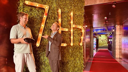 André Karpinski vor dem 7th Logo