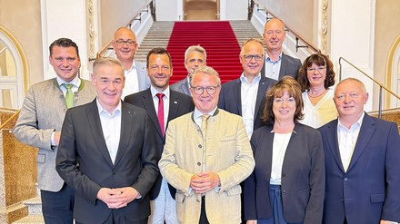 Gründungsmitglieder des Bayerischen Touristenverbands mit dem Wahlleiter Thomas Holz