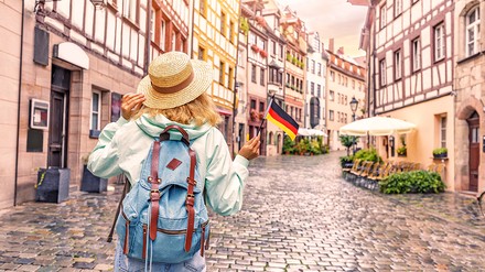 Touristin läuft mit Deutschlandflagge durch Nürnberg