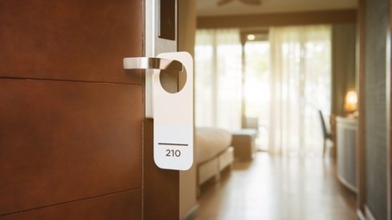Längere Aufenthalte und mehr internationale Gäste führen dazu, dass mehr Ferienhotels bei strengeren Regeln bleiben. (Foto: © makistock/stock.adobe.com)
The hotel room with Room Number sign on the door