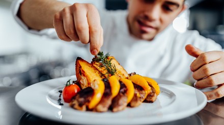 Ein Koch in der Gastronomie