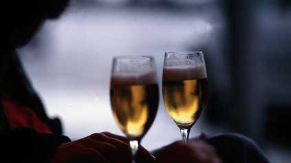 Zwei Gläser mit Bier