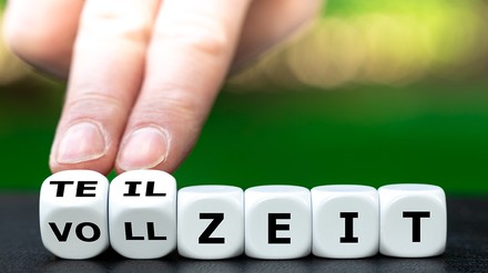 Auf Würfeln steht Vollzeit und wird zu Teilzeit durch zwei Finger umgewandelt