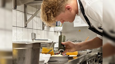 Auszubildender beim Anrichten