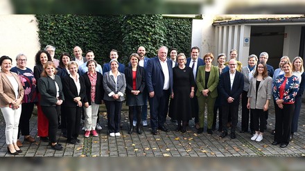 Gruppenfoto vom Zusammentreffen beim Workshop mit Branchenvertretern und der Bayerischen Staatsregierung unter dem Namen Praxischeck im Herbst 2024
