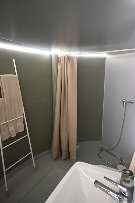 Das Bad mit WC und Dusche im Eingangsbereich