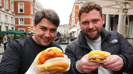 Porträt von Vladislav Gachyn und Kajo Hiesel, Gründer von Goldies, mit Burgern