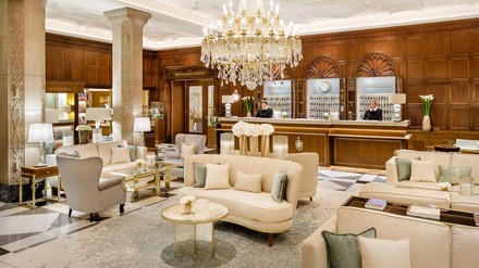 Rezeption im Hotel Vier Jahreszeiten Hamburg