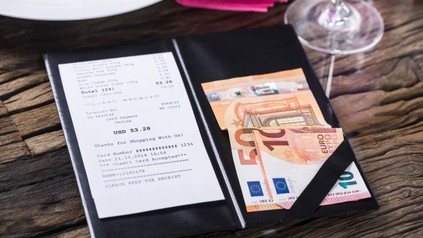 Eine Restaurantrechnung und Geldscheine