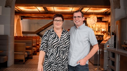 Petra und Philipp Helzle vor ihrem Restaurant