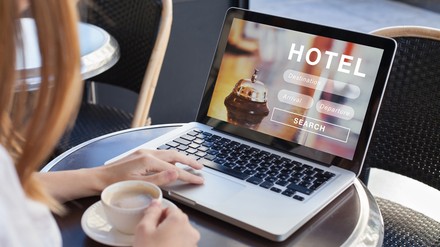 Eine Studentin in einem Hotelzimmer