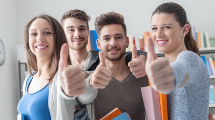 Schüler zeigen Daumen nach oben