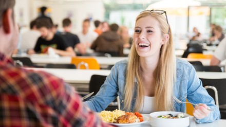 Eine Mehrheit der Studenten der britischen Universität Cambridge ist für ein veganes Speisenangebot an ihrer Hochschule. (Foto: © engeLac/stock.adobe.com)
Studentin isst in Mensa