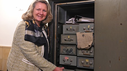 Kathrin Wirth-Ueberschär vor dem Tresor