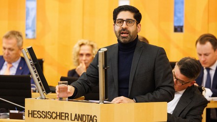 Restaurantsbetreiberin schaut auf einen Brief