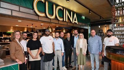 Staatsministerin Natalie Pawlik mit Wolfgang Göbel, Franchisenehmer bei L’Osteria und BdS-Hauptgeschäftsführer Markus Suchert