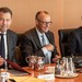 Lars Klingbeil (SPD) sitzt neben Bundeskanzler Friedrich Merz (CDU) und Thorsten Frei (CDU)