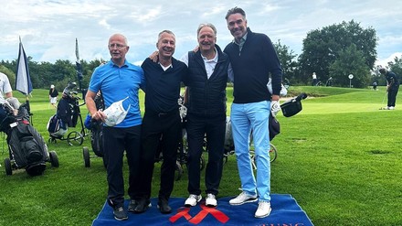 Stiftungsgründer und ehemaliger Tennisprofi Michael Stich, Jürgen Gangl, General Manager des Park Inn by Radisson Berlin Alexanderplatz und 1. Vorsitzender der HDV, mit den Teilnehmern und Sponsoren Jochen Panzke, defendo Assekuranzmakler GmbH, und Torsten Hannusch, GIG facility services GmbH