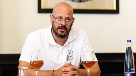 Martin Blickhan, Mitglied im Nationalteam der Bier-Sommeliers, spricht bei einer Pressekonferenz vor der Weltmeisterschaft der Bier-Sommeliers