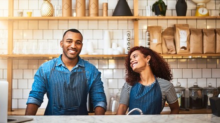 Zwei Mitarbeiter in einem Café