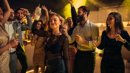Junge Leute feiern in einem Nachtclub