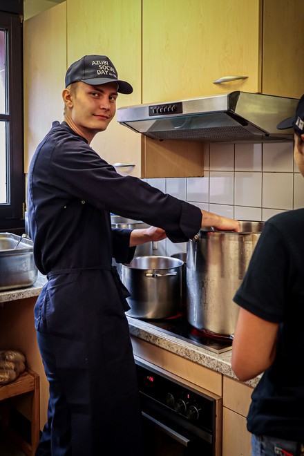 Azubi beim Kochen der Gemüsesuppe