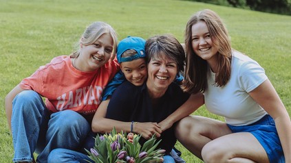 Myriam Hecker, Direktorin des Hotel Gut Hühnerhof mit ihren Kindern