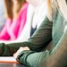 Weiterbildung, junge Frau macht sich Notizen