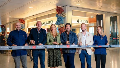 Eröffnung des 4 Food im Terminal 2 des Flughafen München. V. l.: Benedict Webersinke (Abteilungsleiter Bars T2 Ebene 4, nicht öffentlicher Bereich; Projekte, Allresto); Dr. Jan-Henrik Andersson (Geschäftsführer Commercial und Security, Flughafen München); Maria Dahlhaus (Leiterin des Geschäftsbereichs Commercial Activities, Flughafen München); Sebastian Petz (Geschäftsführer Pommes Freunde Franchise GmbH); Andreas Reichert (Geschäftsführer Allresto Flughafen München Hotel und Gaststätten GmbH); Yvonne Jörgens (Projektkoordinatorin Bars und Restaurants, Allresto).