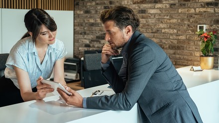 Geschäftsreisender bekommt an Hotel-Rezeption ein iPad