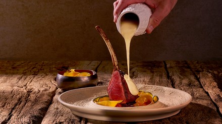 Sauce Hollondaise word über Essen geschüttet