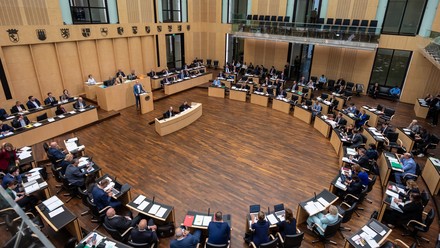 Die Bundesratsmitglieder verfolgen die Sitzung im Plenarsaal vom Bundesrat.