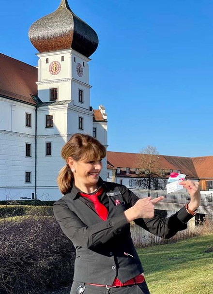 Martina May, Mitarbeiterin in Schloss Hohenkammer, freut sich über die Krankenzusatzversicherung. (Foto: © Schloss Hohenkammer)