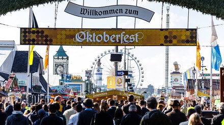Zahlreiche Besucher strömen auf das Oktoberfestgelände