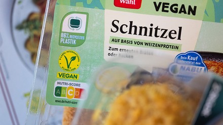 Eine Packung veganes Schnitzel auf Basis von Weizenprotein steht auf einem Küchentisch