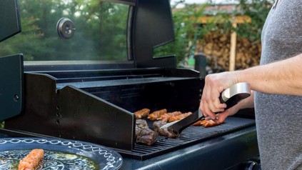 Ein Mann am Grill zugange