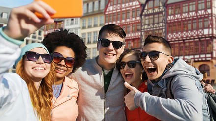 Fünf Touristen machen in Frankfurt ein Selfie