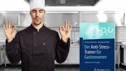 Koch meditiert in Küche