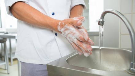 Händewaschen in der Gastro