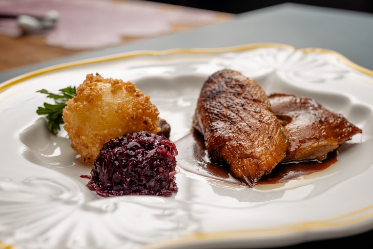 Ofengegarte Ente mit geschmortem Rotkohl, Kartoffelknödel und Majoran-Jus