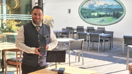 Restaurantleiter Ozan Kaya mit mobiler Cloudlösung