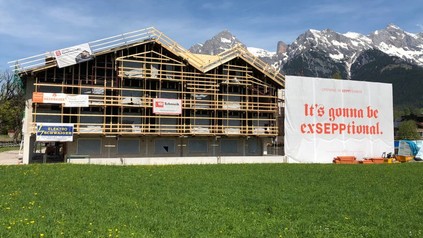 Das Hotel Sepp während des Baus von außen