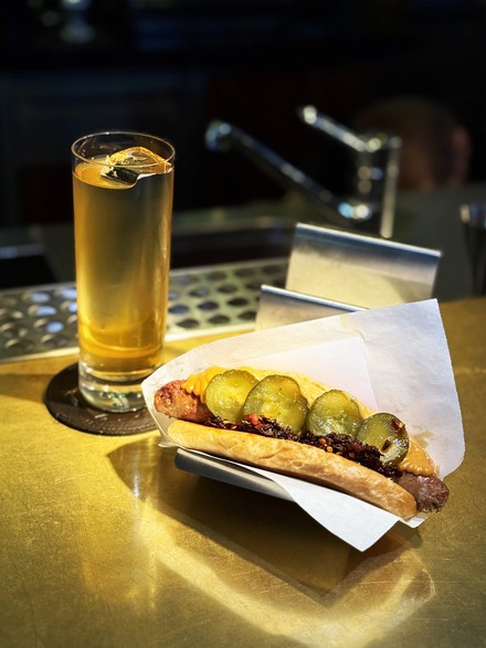 Enten-Bratwurst mit Radlercocktail